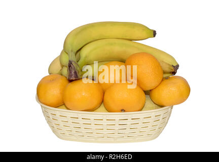 Immagine di ripe tangerini e banane in un cestello isolato Foto Stock