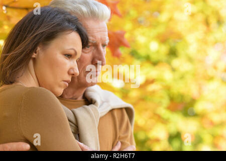 Ritratto di donna triste e senior uomo avvolgente Foto Stock