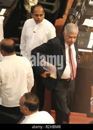 Lo Sri Lanka. Xix Nov, 2018. Lo Sri Lanka è estromesso il Primo Ministro Ranil Wickremesinghe guarda su come egli lascia il Parlamento in Colombo, Sri Lanka, Lunedì 19 Novembre, 2018. Credito: Pradeep Dambarage/Pacific Press/Alamy Live News Foto Stock