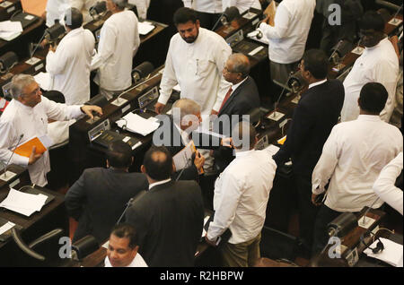 Lo Sri Lanka. Xix Nov, 2018. Lo Sri Lanka è estromesso il Primo Ministro Ranil Wickremesinghe guarda su come egli lascia il Parlamento in Colombo, Sri Lanka, Lunedì 19 Novembre, 2018. Credito: Pradeep Dambarage/Pacific Press/Alamy Live News Foto Stock