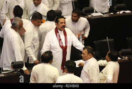 Lo Sri Lanka. Xix Nov, 2018. Sri Lanka dell ex presidente e recentemente nominato Primo Ministro Mahinda Rajapaksa reagisce come egli lascia il Parlamento in Colombo, Sri Lanka, Lunedì 19 Novembre, 2018. Credito: Pradeep Dambarage/Pacific Press/Alamy Live News Foto Stock