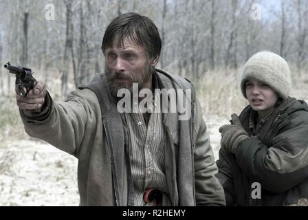 La strada Anno : 2009 USA Director : John Hillcoat Viggo Mortensen, Kodi Smit-McPhee basato sul romanzo di Cormac McCarthy del premio Pulizter romanzo vincente. Foto Stock