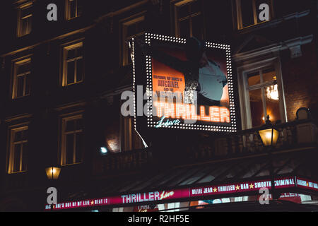 Londra - 14 novembre 2018: il Teatro di notte su Shaftesbury Avenue nel West End di Londra Foto Stock