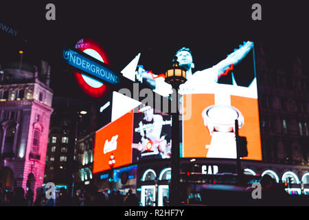 Londra - 14 novembre 2018: Piccadilly Circus a notte a Londra Foto Stock