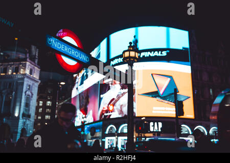 Londra - 14 novembre 2018: Piccadilly Circus a notte a Londra Foto Stock