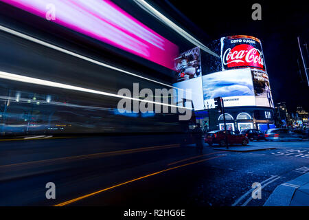 Londra - 14 novembre 2018: Piccadilly Circus a notte a Londra Foto Stock