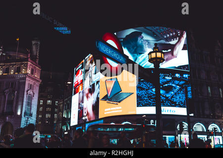 Londra - 14 novembre 2018: Piccadilly Circus a notte a Londra Foto Stock