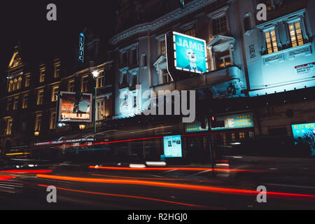 Londra - 14 novembre 2018: il Teatro di notte su Shaftesbury Avenue nel West End di Londra Foto Stock