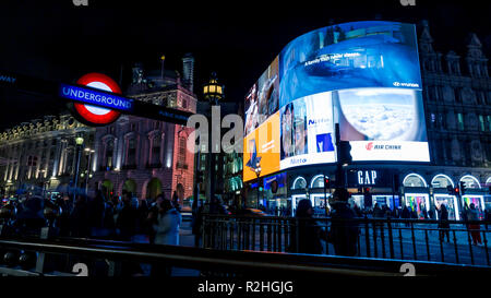 Londra - 14 novembre 2018: Piccadilly Circus a notte a Londra Foto Stock