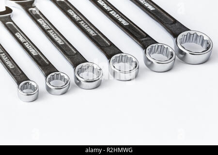 Set di chiavi ad anello su uno sfondo bianco closeup Foto Stock