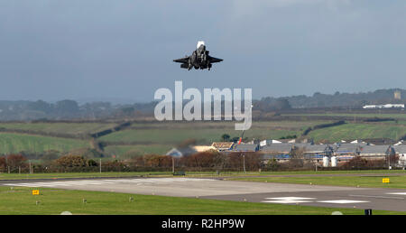 Un REGNO UNITO F-35B Lightning II da 617 Squadriglia con base a RAF Marham, in occasione di una visita a RNA Culdrose, effettuata un circuito aereo e due approcci perse Foto Stock