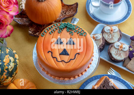 Novità torta decorata con marzapane e di ghiaccio in zucca di Halloween tema. Foto Stock