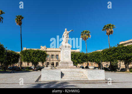 Reggio Calabria, Italia - 30 Ottobre 2017: Monumento a Italia in Piazza Italia in Reggio Calabria, Italia. Foto Stock