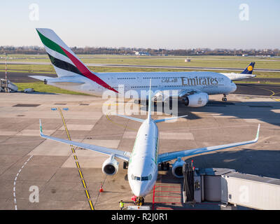 Airbus A380-600 da Emirates pronti per il decollo sul campo d'aviazione a Duesseldorf International airport. Foto Stock