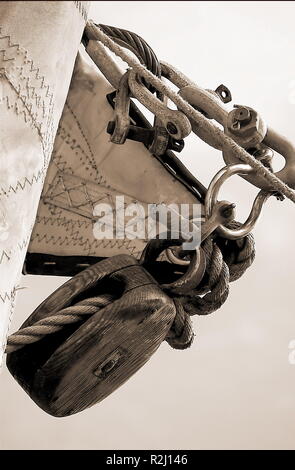 Puleggia di rinvio di una nave a vela in seppia Foto Stock