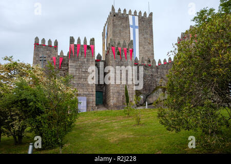 Guimaraes, Portogallo - 31 Maggio 2018 : castle decorate con bandiere Guimaraes, Portogallo Foto Stock