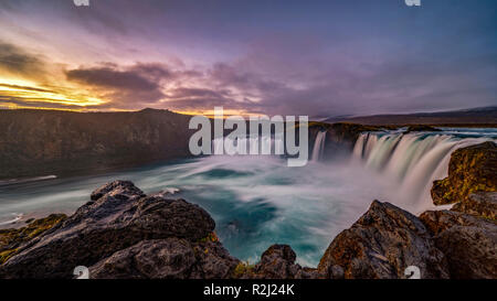 Sunrise a cascata Godafoss, Bardardalur, Islanda Foto Stock