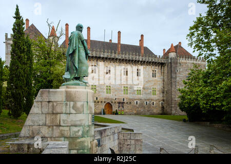 Guimaraes, Portogallo - 31 Maggio 2018 : Statua del primo re del Portogallo D' Afonso Henriques. Guimaraes, Portogallo Foto Stock