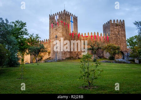 Guimaraes, Portogallo - 31 Maggio 2018 : castle decorate con bandiere Guimaraes, Portogallo Foto Stock