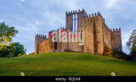 Guimaraes, Portogallo - 31 Maggio 2018 : castle decorate con bandiere Guimaraes, Portogallo Foto Stock