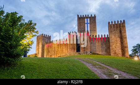 Guimaraes, Portogallo - 31 Maggio 2018 : castle decorate con bandiere Guimaraes, Portogallo Foto Stock