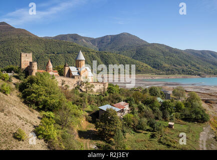 Ananuri fortezza medievale sul fiume Aragvi e serbatoio Zhinvali in Georgia Foto Stock