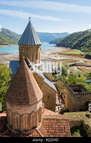 Vista panoramica dalla fortezza di Ananuri sul fiume Aragvi e Zhinvali serbatoio sulla giornata d'autunno. La Georgia Foto Stock