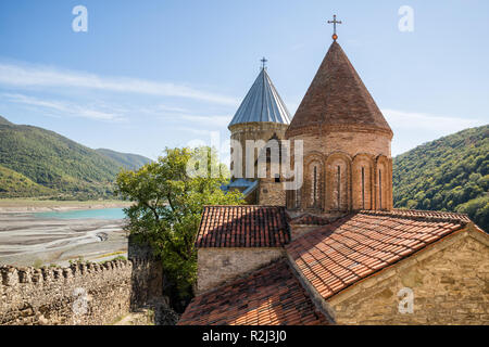 Cupole di chiese della fortezza di Ananuri sullo sfondo del Fiume Aragvi e Zhinvali serbatoio. La Georgia Foto Stock