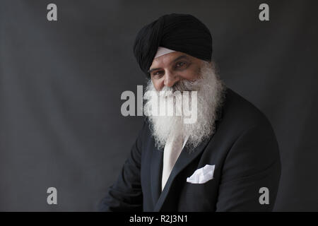 Ritratto fiduciosi, ben vestito uomo anziano con la barba in turbante Foto Stock