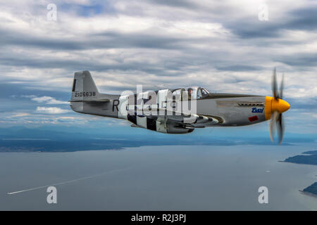 North American P-51B Mustang in volo. Fotografato a Royal International Air Tattoo (RIAT) Foto Stock