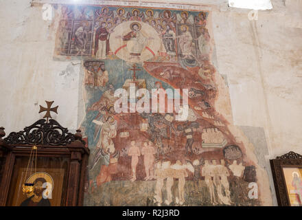 ANANURI, Georgia - 24 settembre 2018: antico affresco sulla parete della chiesa di assunzione rappresenta il Giudizio Universale Foto Stock