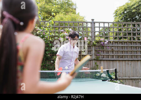 Padre e figlia giocando a ping-pong Foto Stock