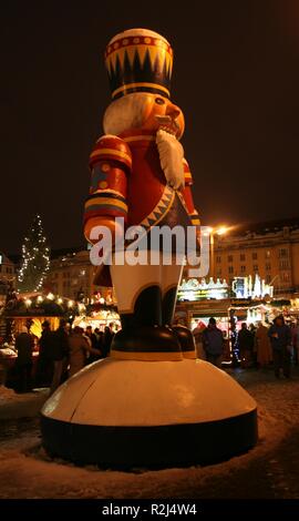 Schiaccianoci sul mercato di natale Foto Stock