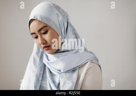 Serena giovane donna indossa seta blu hijab Foto Stock