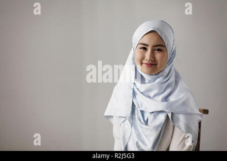 Ritratto sorridente giovane donna indossa hijab Foto Stock