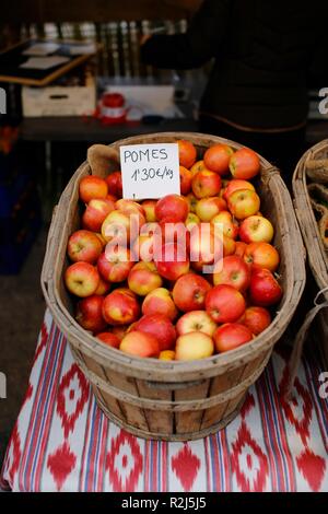 Le mele in vendita in cesti in un mercato mediterraneo un prezzo in euro Foto Stock