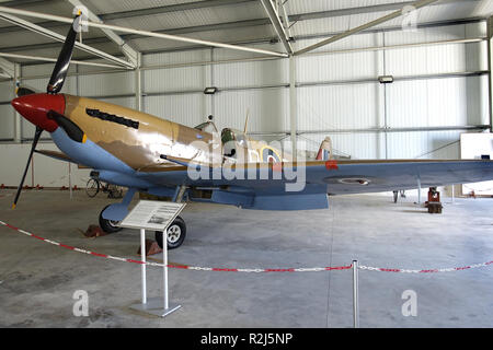 Spitfire Mark IX EN199 restaurato e conservato nella Battaglia di Malta Memorial Hangar presso il Museo dell'aviazione Foto Stock