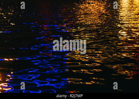 Dnipro onde illuminate nella notte con effetti colorati Foto Stock