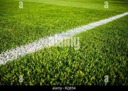 Luminoso verde erba colorata passo del calcio stafium, chiudere con splendidi bokeh e strisce Foto Stock