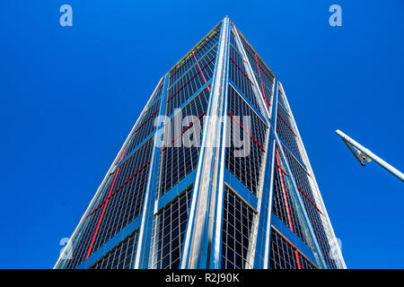 MADRID, Spagna - uno dei letti edifici di uffici nei pressi di Plaza de Castilla chiamato la porta dell'Europa (torri Puerta de Europa), costruito nel 1996 con Foto Stock