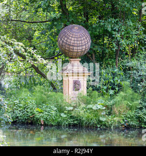 Il Cuoco monumento, un monumento al capitano James Cook, su un isola in un lago a Stowe Gardens, Buckinghamshire REGNO UNITO Foto Stock