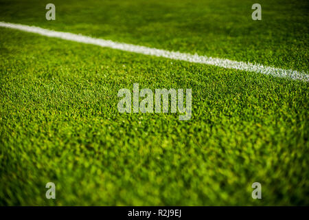 Luminoso verde erba colorata passo del calcio stafium, chiudere con splendidi bokeh e strisce Foto Stock