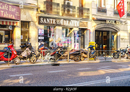 Scena di strada nel quartiere Malasana in Madrid. Malasana è uno dei quartieri più alla moda di Madrid Foto Stock