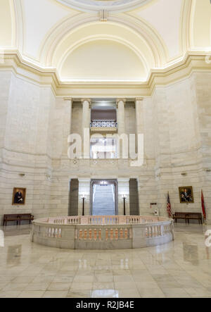 LITTLE ROCK, AK, STATI UNITI - 30 Maggio 2018: vista dell'Arkansas Capitol rotunda mostra archi e muratura in pietra Foto Stock