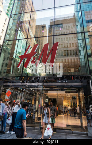 La città di New York, Stati Uniti d'America - 28 Luglio 2018: H&M negozio di abbigliamento, in Fifth Avenue (5th Avenue) con le persone intorno a Manhattan a New York City, Stati Uniti d'America Foto Stock