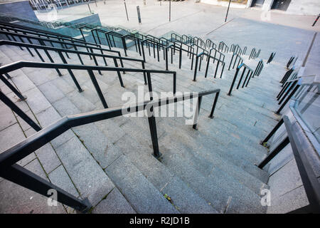 Composizione di corrimano su NSEC Olimpyiskiy stadium di Kiev, Ucraina con profondo cielo blu su sfondo Foto Stock