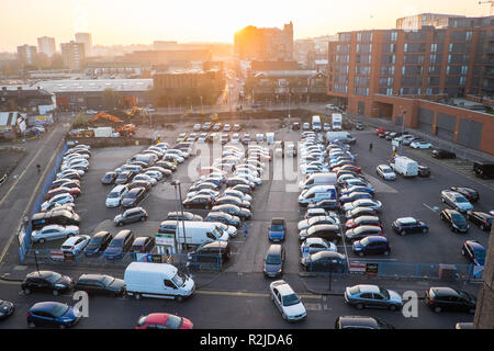 Auto,parcheggio parcheggio auto, a,Pershore Street,a,Tramonto Tramonto,auto,full,parcheggio lotto,occupato,sabato,pomeriggio,Birmingham,città,centro,trasporto,l'Inghilterra,U.K. Foto Stock