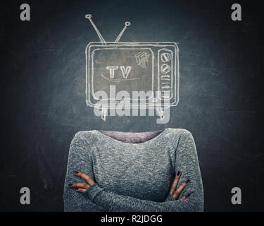 Surreale addicted della giovane donna con bracci incrociati e icona tv sketch invece di testa su lavagna sfondo. Manipolazione della televisione e del lavaggio del cervello Foto Stock