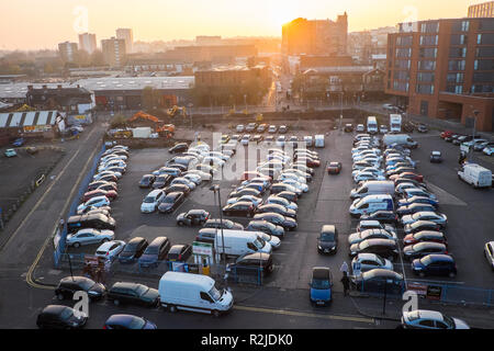 Auto,parcheggio parcheggio auto, a,Pershore Street,a,Tramonto Tramonto,auto,full,parcheggio lotto,occupato,sabato,pomeriggio,Birmingham,città,centro,trasporto,l'Inghilterra,U.K. Foto Stock