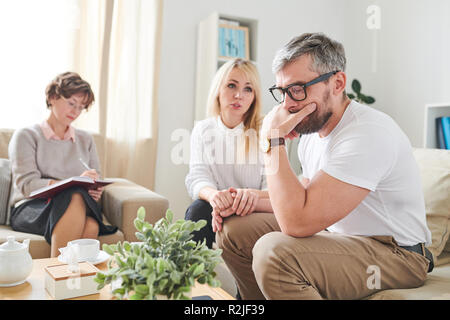 Perplesso marito soffre di depressione Foto Stock